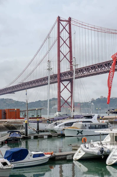 Luxusyachten Unter Der Brücke Vom April Lissabon Portugal Hafen Tejo — Stockfoto