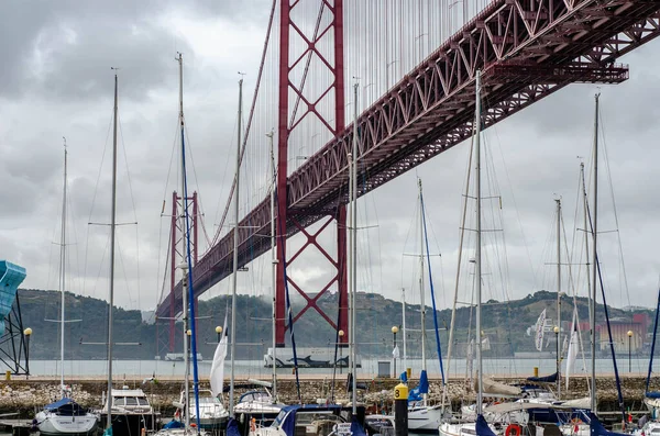 Luxusyachten Unter Der Brücke Vom April Lissabon Portugal Hafen Tejo — Stockfoto