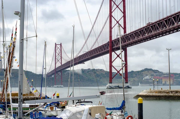 Lizbon Portekiz Deki Nisan Köprüsünün Altında Lüks Yatlar Tagus Nehrinin — Stok fotoğraf