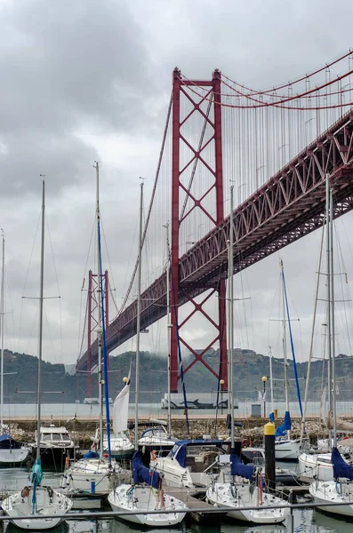 Luxusyachten Unter Der Brücke Vom April Lissabon Portugal Hafen Tejo — Stockfoto