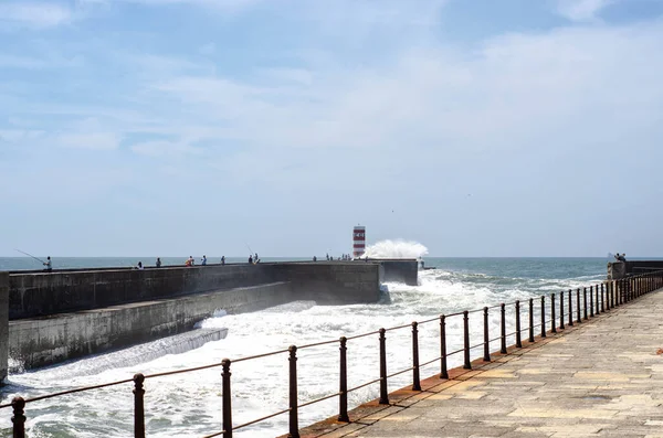 Vuurtoren Een Porto Stad Portugal Strand Met Dramatische Golven Van — Stockfoto