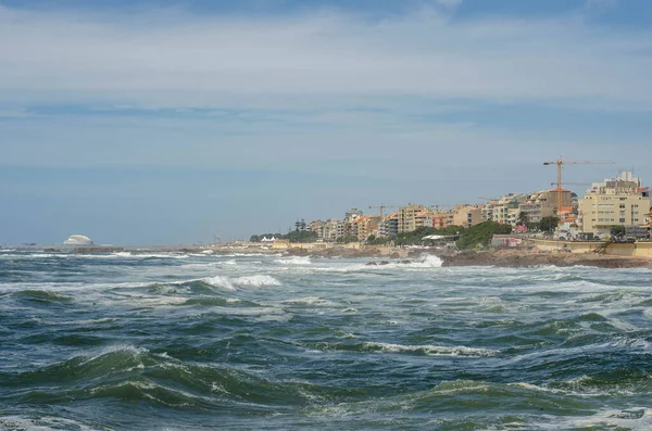 Oceaangolven Met Schuim Een Zandstrand — Stockfoto