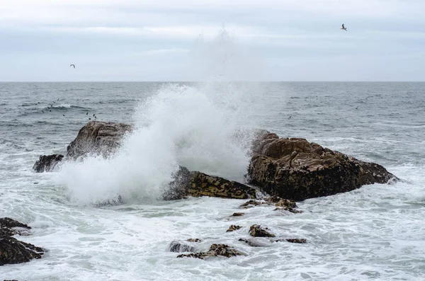 Κύμα Αφρό Σπάζοντας Βράχους Στον Ωκεανό Στη Θάλασσα — Φωτογραφία Αρχείου