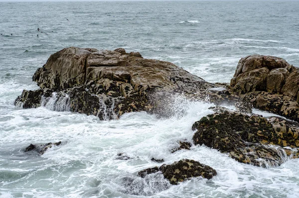 Κύμα Αφρό Σπάζοντας Βράχους Στον Ωκεανό Στη Θάλασσα — Φωτογραφία Αρχείου