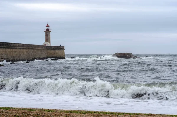 Vuurtoren Een Porto Stad Portugal Strand Met Dramatische Golven Van — Stockfoto