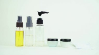 Seyahat için küçük şişelere yerleştirilmiş tuvalet malzemeleri.