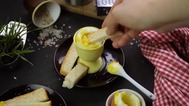 Desayuno Rústico Sencillo Con Huevo Cocido Una Taza Huevo Especial — Vídeo de stock