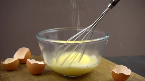 Klop Eieren Met Zout Omelet Maken — Stockvideo