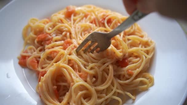 Caucásico Persona Gira Pasta Casera Con Tomates Queso Tenedor — Vídeos de Stock