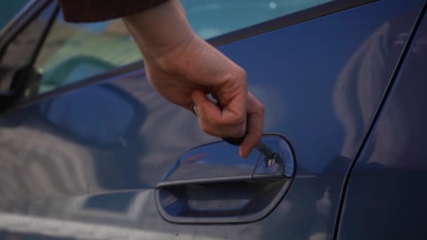 女性はハンドルキーで車のドアのロックを解除 車の開口部 — ストック動画