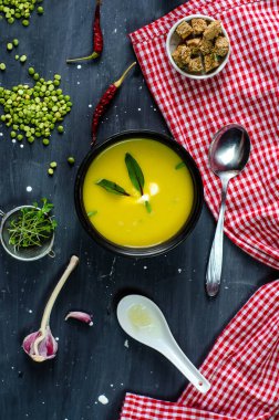 Yeşil bezelye kreması çorbası sağlıklı vejetaryen organik gıda tarifi yanında kızarmış ekmek, garlik ve yeşillik. Ev yapımı geleneksel yemek..