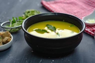 Yeşil bezelye kreması çorbası sağlıklı vejetaryen organik gıda tarifi yanında kızarmış ekmek, garlik ve yeşillik. Ev yapımı geleneksel yemek..