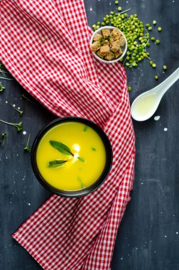 Yeşil bezelye kreması çorbası sağlıklı vejetaryen organik gıda tarifi yanında kızarmış ekmek, garlik ve yeşillik. Ev yapımı geleneksel yemek..