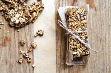 Fındıklı, susamlı, tahıllı ve sade ahşap masa zemininde bal olan sağlıklı barlar. Düzgün beslenme. Süper yemek.