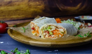 Ev yapımı shawarma / burrito / sebze ve soslu tavuk dürümü. Üst görünüm içeriği