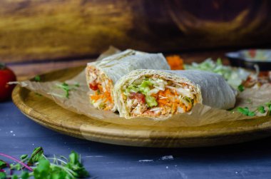 Ev yapımı shawarma / burrito / sebze ve soslu tavuk dürümü. Üst görünüm içeriği