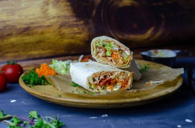 Ev yapımı shawarma / burrito / sebze ve soslu tavuk dürümü. Üst görünüm içeriği