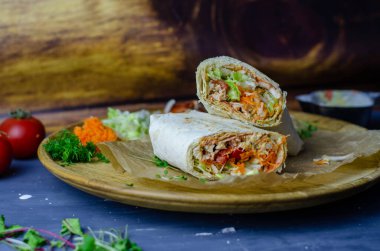 Ev yapımı shawarma / burrito / sebze ve soslu tavuk dürümü. Üst görünüm içeriği