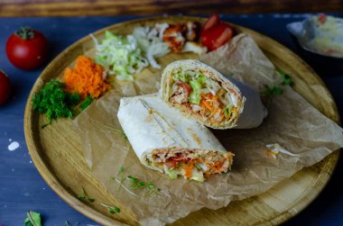 Ev yapımı shawarma / burrito / sebze ve soslu tavuk dürümü. Üst görünüm içeriği