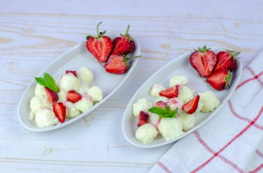 Çilek kremalı ve naneli ev yapımı süzme peynirli börek.