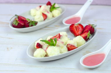 Çilek kremalı ve naneli ev yapımı süzme peynirli börek.