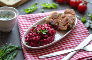 Kızarmış ciğer ve pancar salatasıyla sağlıklı bir akşam yemeği. Sebze ve sebzelerle servis edilir. Diyet, düzgün beslenme gıdası.