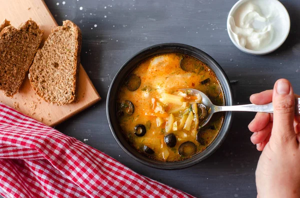 Gurkensuppe Mit Oliven Tomaten Und Zitrone Serviert Mit Sahne Und — Stockfoto