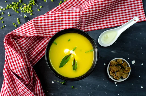 Зеленый Горох Крем Суп Здоровой Вегетарианской Органической Пищи Рецепт Гренками — стоковое фото
