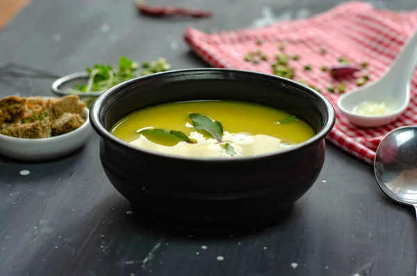 Grüne Erbsencremesuppe Gesundes Vegetarisches Bio Rezept Mit Croutons Knoblauch Und — Stockfoto