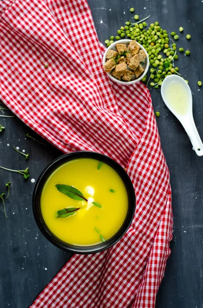 Зеленый Горох Крем Суп Здоровой Вегетарианской Органической Пищи Рецепт Гренками — стоковое фото