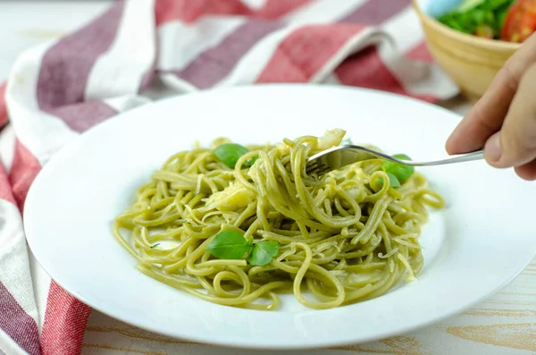 Espaguetis Espinacas Verdes Con Albahaca Queso — Foto de Stock