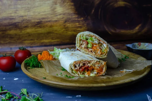 Ev yapımı shawarma / burrito / sebze ve soslu tavuk dürümü. Üst görünüm içeriği