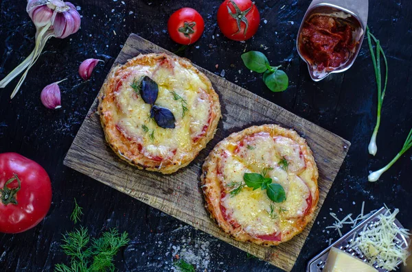 Nutriție Sănătoasă Adecvată Pizza Fără Flori Pui Roșii Brânză Fundal — Fotografie, imagine de stoc