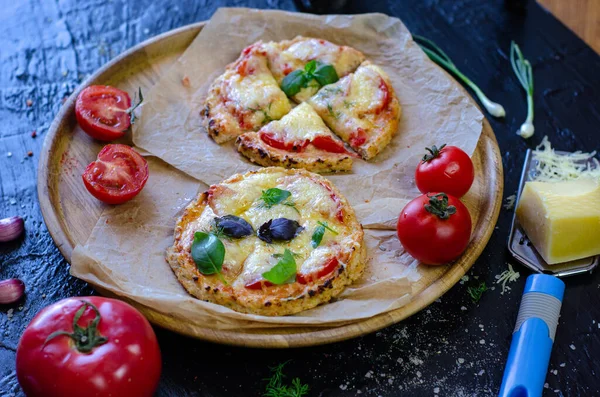 Nutriție Sănătoasă Adecvată Pizza Fără Flori Pui Roșii Brânză Fundal — Fotografie, imagine de stoc
