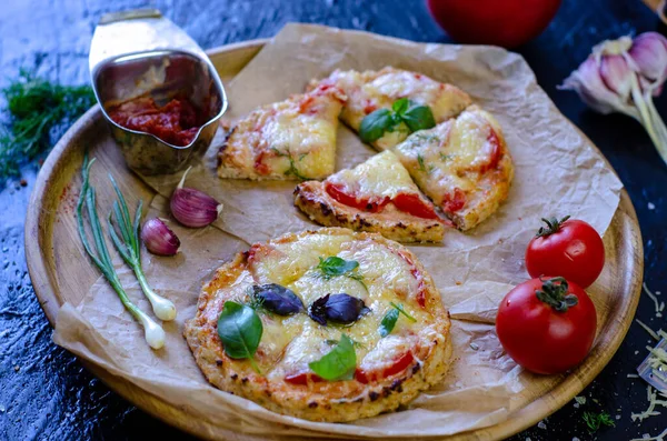 Nutriție Sănătoasă Adecvată Pizza Fără Flori Pui Roșii Brânză Fundal — Fotografie, imagine de stoc