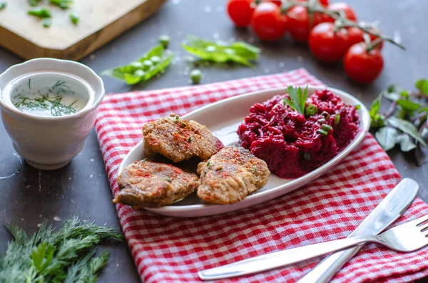 Cină Sănătoasă Ficat Prăjit Salată Sfeclă Servește Legume Verdeață Dietă — Fotografie, imagine de stoc