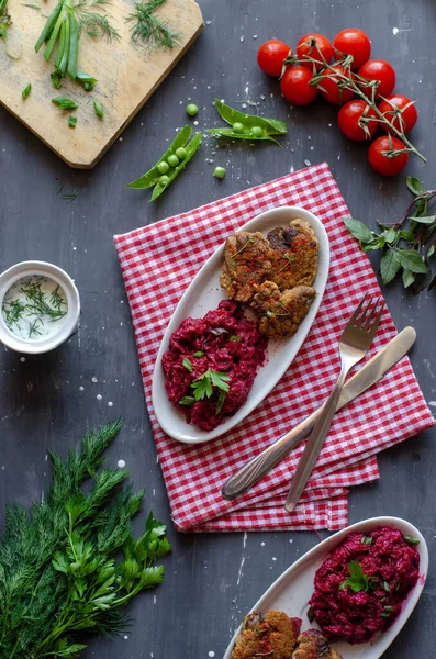 Cină Sănătoasă Ficat Prăjit Salată Sfeclă Servește Legume Verdeață Dietă — Fotografie, imagine de stoc