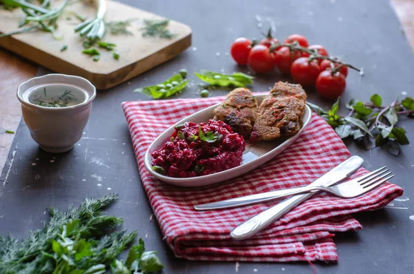 Cină Sănătoasă Ficat Prăjit Salată Sfeclă Servește Legume Verdeață Dietă — Fotografie, imagine de stoc