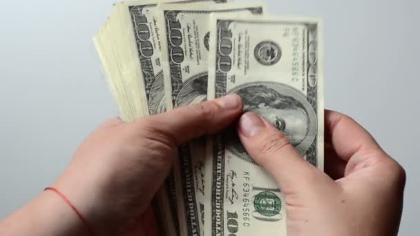 Osoba Liczy 100 Dolarów Banknotów Rękach Białe Tło Ścieg Pieniędzy — Wideo stockowe
