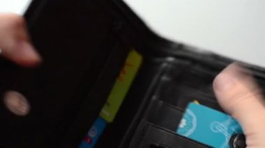 Birçok 100 dolarlık banknotlar eski cüzdanda.