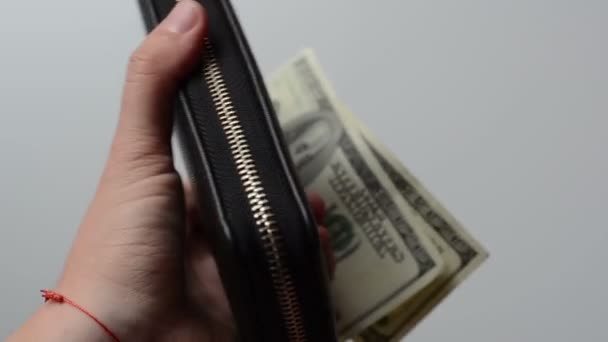 Cüzdana 200 Dolar Koy Kişi Elinde 100 Dolarlık Banknotlar Sayar — Stok video