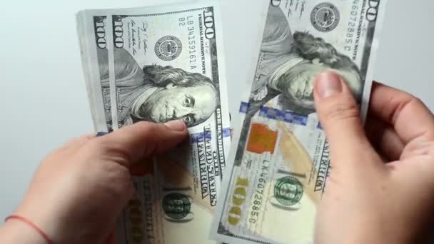 Osoba Počítá 100 Dolarové Bankovky Rukou Bílé Pozadí Šití Peněz — Stock video