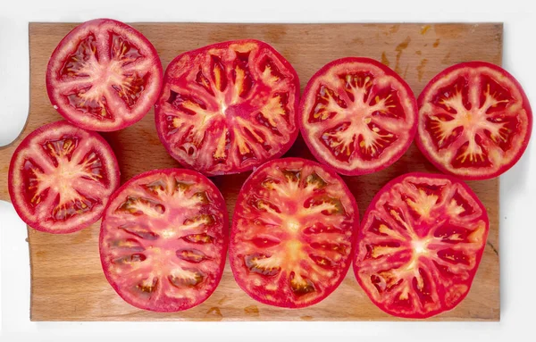 Fatias Tomate Maduro Fresco Uma Placa Corte Madeira Fundo Tomates — Fotografia de Stock