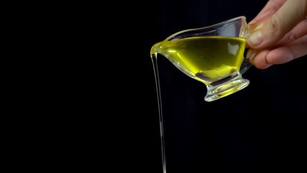 橄榄油和香醋在黑色底色上倒入酱汁的慢动作镜头 — 图库视频影像