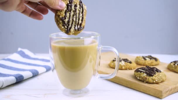 Zdravé Banánové Ovesné Sušenky Čokoládou Zdravým Dezertem Kávou Mlékem Snídani — Stock video