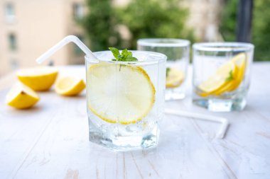 Buzlu, naneli ve limonlu bir bardak soda. Ferahlatıcı yaz kokteyli konsepti tonik veya şeffaf alkolle