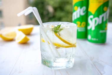 Buzlu, naneli ve limonlu bir bardak sprite soda. Ferahlatıcı yaz kokteyli konsepti tonik veya şeffaf alkolle