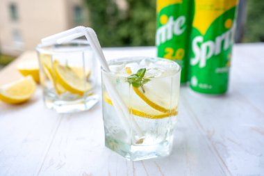 Buzlu, naneli ve limonlu bir bardak sprite soda. Ferahlatıcı yaz kokteyli konsepti tonik veya şeffaf alkolle