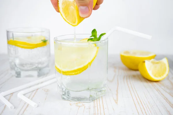 Acrescente Suco Limão Copo Água Carbonato Sódio Com Gelo Casa — Fotografia de Stock