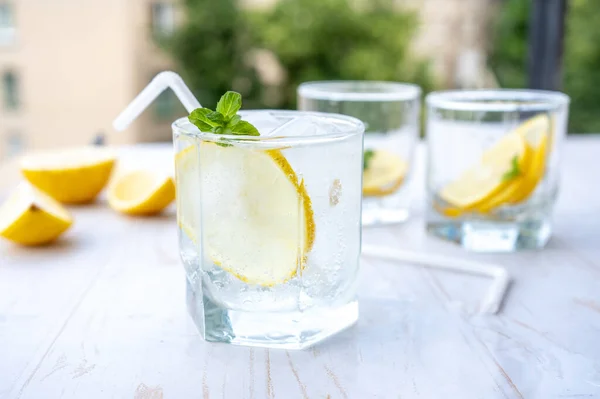 Copo Água Com Gás Com Gelo Hortelã Limão Conceito Refrescante — Fotografia de Stock